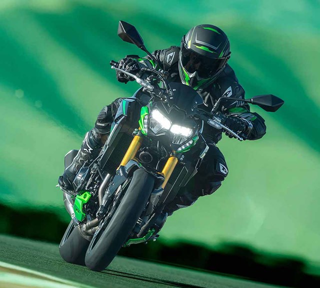Image of 2022 Z900 SE in action