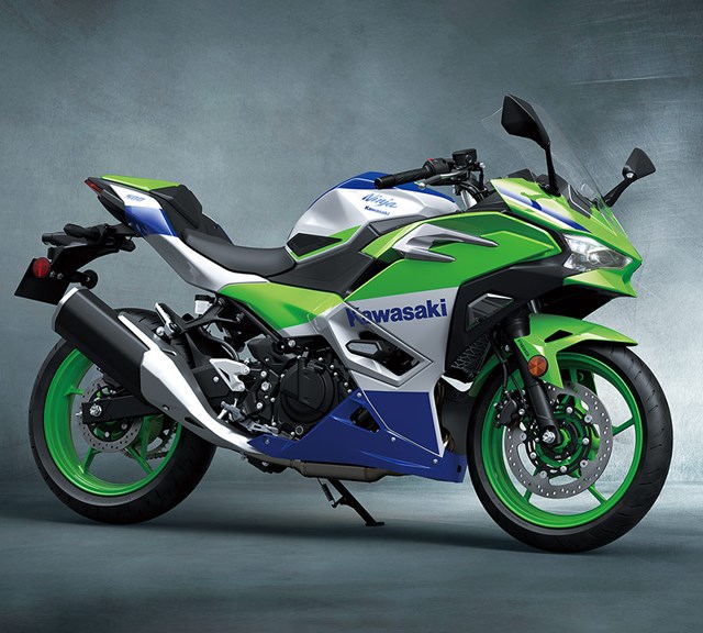Image of 2025 NINJA 500 SE 40th ANNIVERSARY EDITION in action