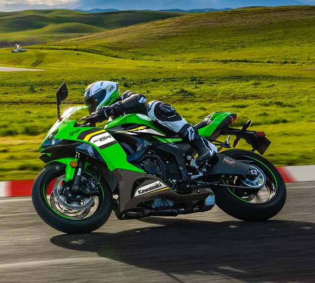 Image of 2025 NINJA ZX-6R in action